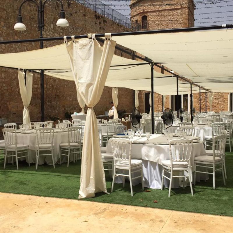 Vele ombreggianti e coperture per eventi: funzionalità, design e comfort