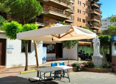 Ombrellone 3x3 braccio laterale in legno - evento scuola Gonzaga Palermo