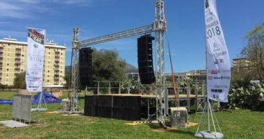Line array e palco professionale per un grande evento