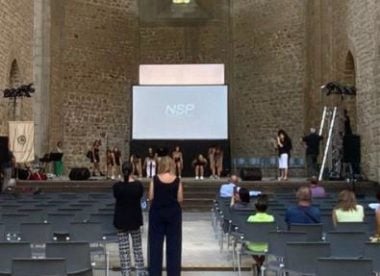 Schermo telo proiezione misura 4 x 2,5 autoportante