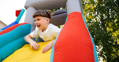 Noleggio giochi gonfiabili: divertimento assicurato