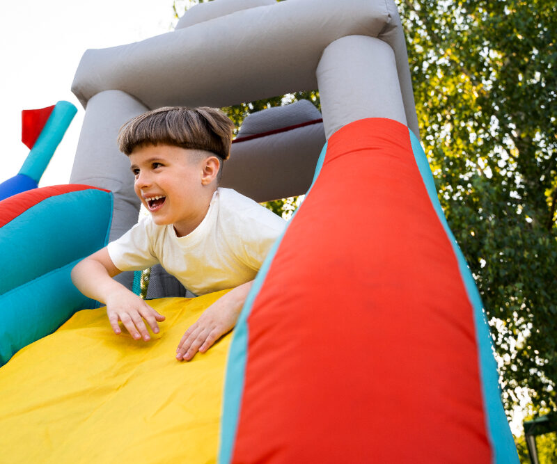 Noleggio giochi gonfiabili: divertimento assicurato