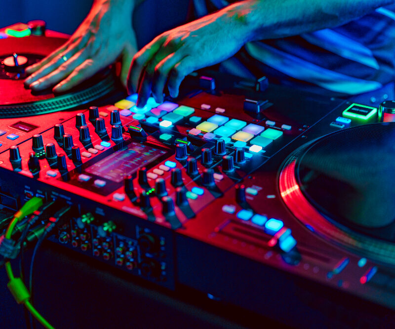 Noleggio sistemi per la filo-diffusione e impianti audio per band e deejay