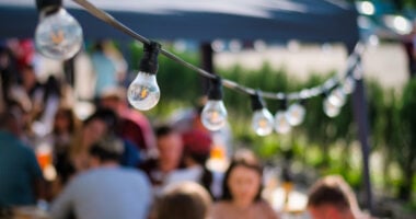 Come valorizzare una location all’aperto: audio, luci e comfort climatico