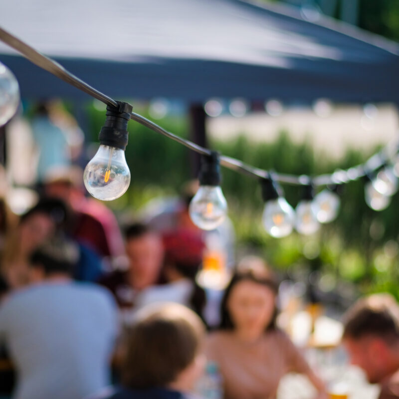 Come valorizzare una location all’aperto: audio, luci e comfort climatico