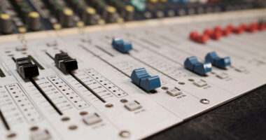 Regia audio: l’arte invisibile che rende perfetto ogni evento