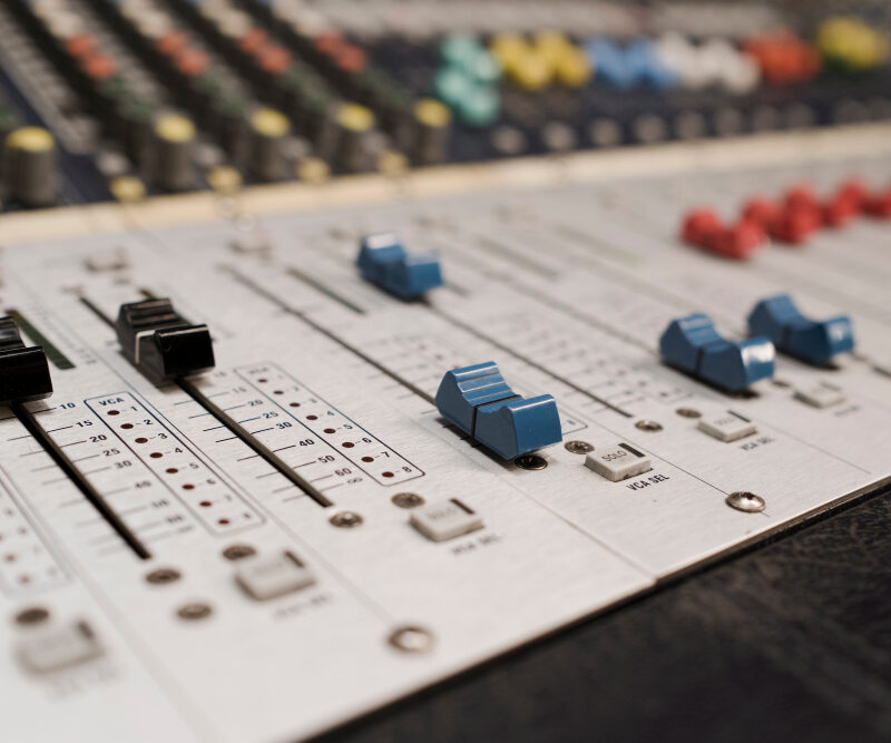 Regia audio: l’arte invisibile che rende perfetto ogni evento